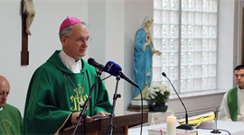 Slika: NADBISKUP KUTLEŠA PREDVODIO MISU POVODOM SVJETSKOG DANA SIROMAHA U JUKIĆEVOJ