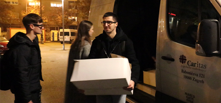 Slika: CARITAS, UDRUGA SAVAO I VII. GIMNAZIJA POHODILI I RAZVESELI ZAGREBAČKE BESKUĆNIKE UOČI SVJETSKOG DANA SIROMAHA